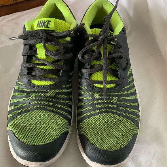 Nike Training Tennis Shoes Size 7Y - Picture 1 of 5